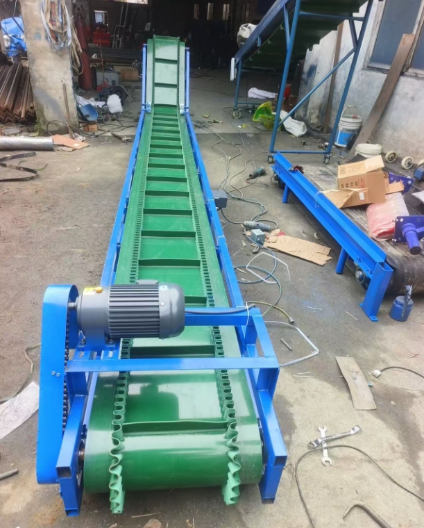 裙边倾角输送机