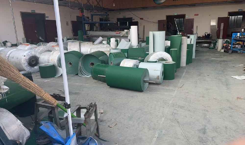 输送带转到滚筒的左侧并重复调整